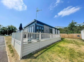Beautiful Caravan With Decking At Oaklands Holidaypark Ref 39006Bg